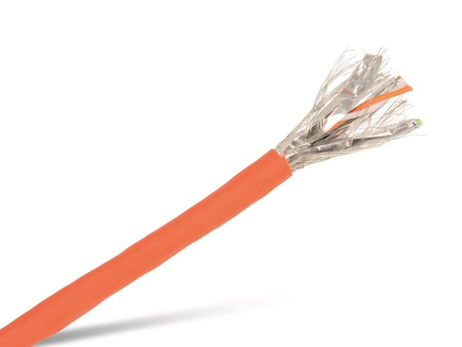 Ein orangefarbenes Stromkabel mit freiliegenden silbernen Drähten, was auf aufgefaserte oder beschädigte Isolierung an einem Ende hinweist.