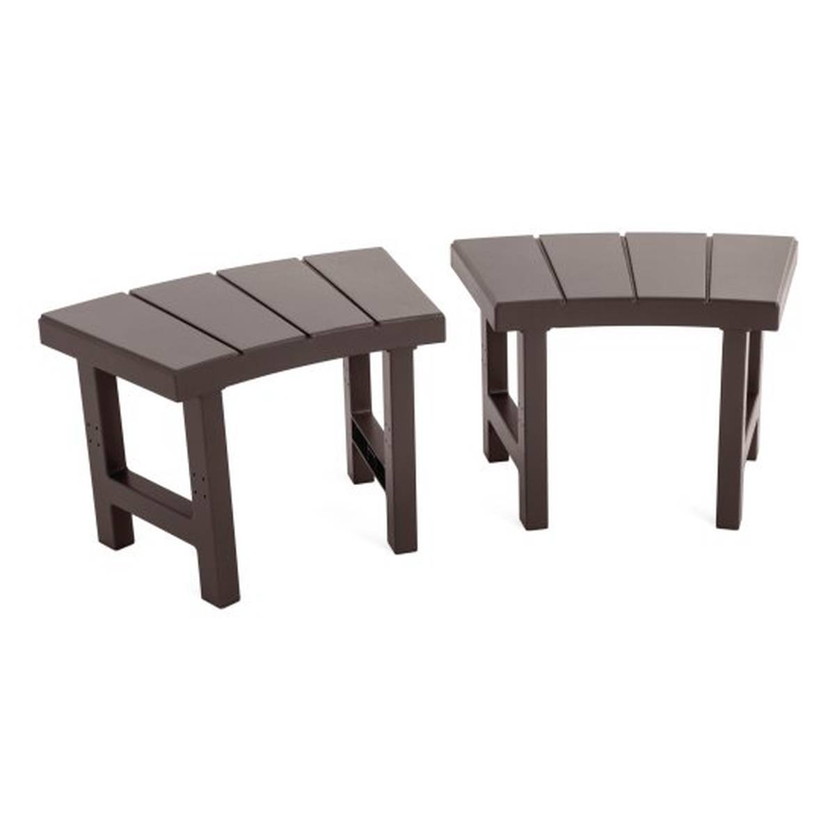 Zwei Holzeckhocker mit Latten-Oberflächen und dunkelbrauner Oberfläche, entwickelt für den Außen- oder Terrasseneinsatz. Jeder Hocker hat eine geschwungene Form.