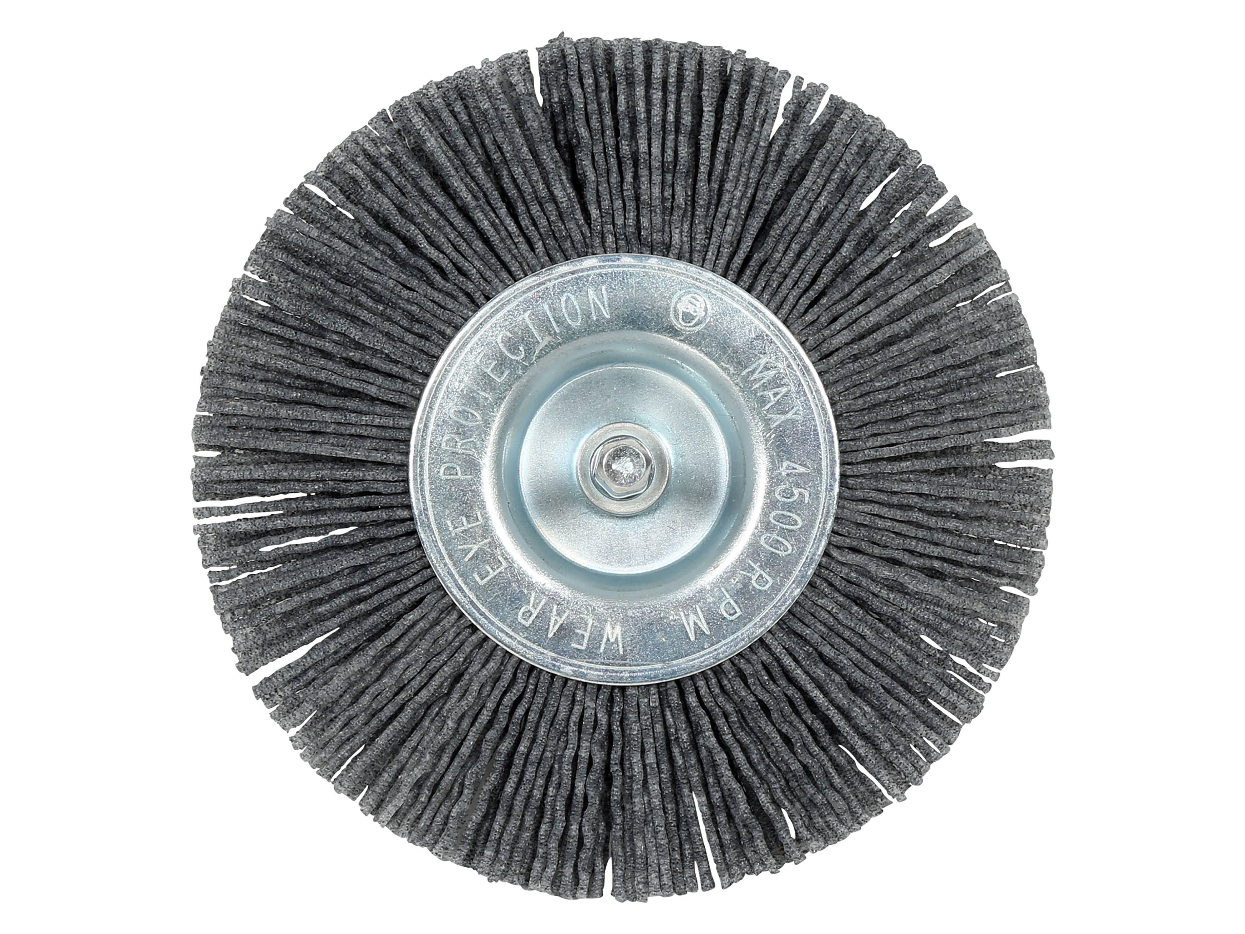 Eine kreisförmige Drahtbürsten-Aufsatz für einen Bohrer, mit Metallmitte und nach außen ausstrahlenden Borsten. Text 'Augenschutz tragen Max 4500 U/min' sichtbar.