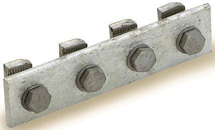 Eine Reihe von Sechskantschrauben, die auf einer metallischen Oberfläche positioniert sind, zeigt eine Nahaufnahme von Bau- oder Industriehardware-Details.