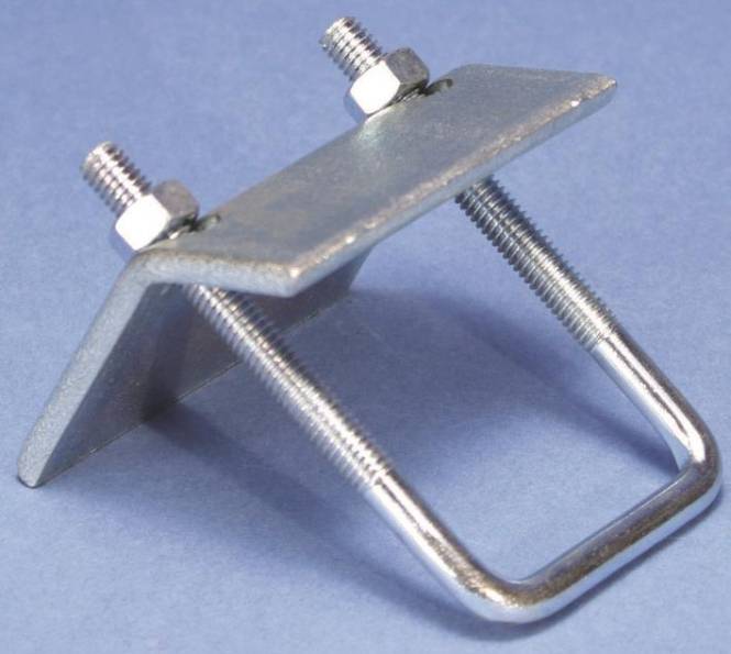 Ein metalliger L-förmiger Winkel mit je zwei Bolzen und Muttern an jedem Ende, vor einem blauen Hintergrund.