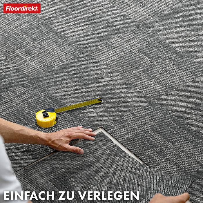 Ein Nahaufnahme eines strukturierten, gewebten Teppichs mit einer Mischung aus beigen und braunen Fasern, die ein Streifenmuster erzeugen.