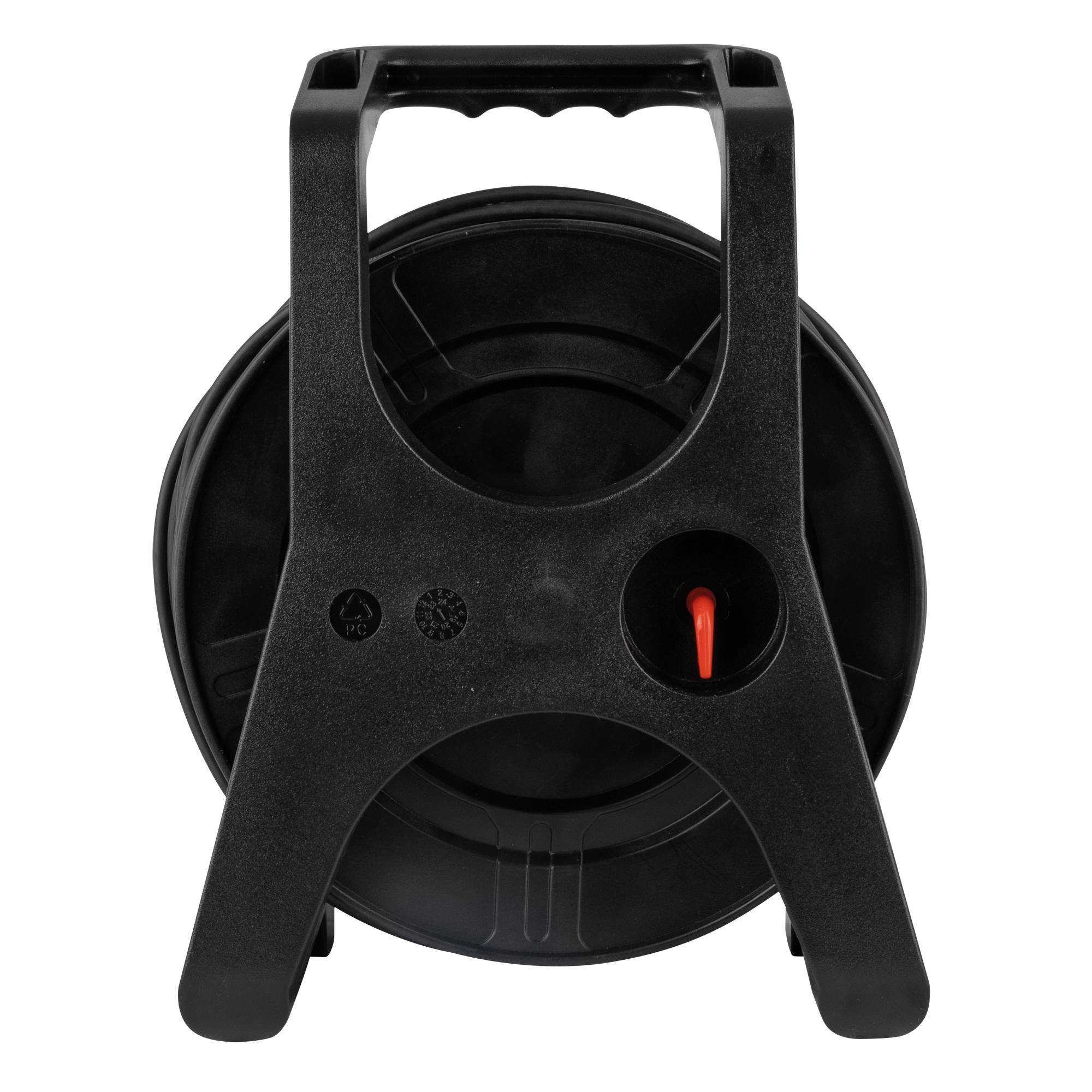 Eine schwarze Kabelrolle mit Griff, mit einem roten Reset-Knopf und zwei Steckdosen auf der Vorderseite, entwickelt zum Organisieren und Verlängern von Kabeln.