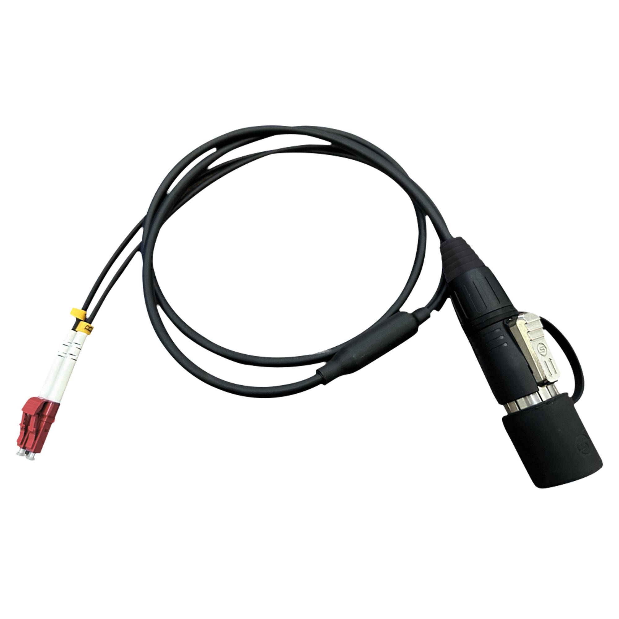 Ein schwarzes XLR-Mikrofonkabel mit metallischem Stecker und Schutzkappe, aufgerollt auf einfarbig schwarzem Hintergrund.