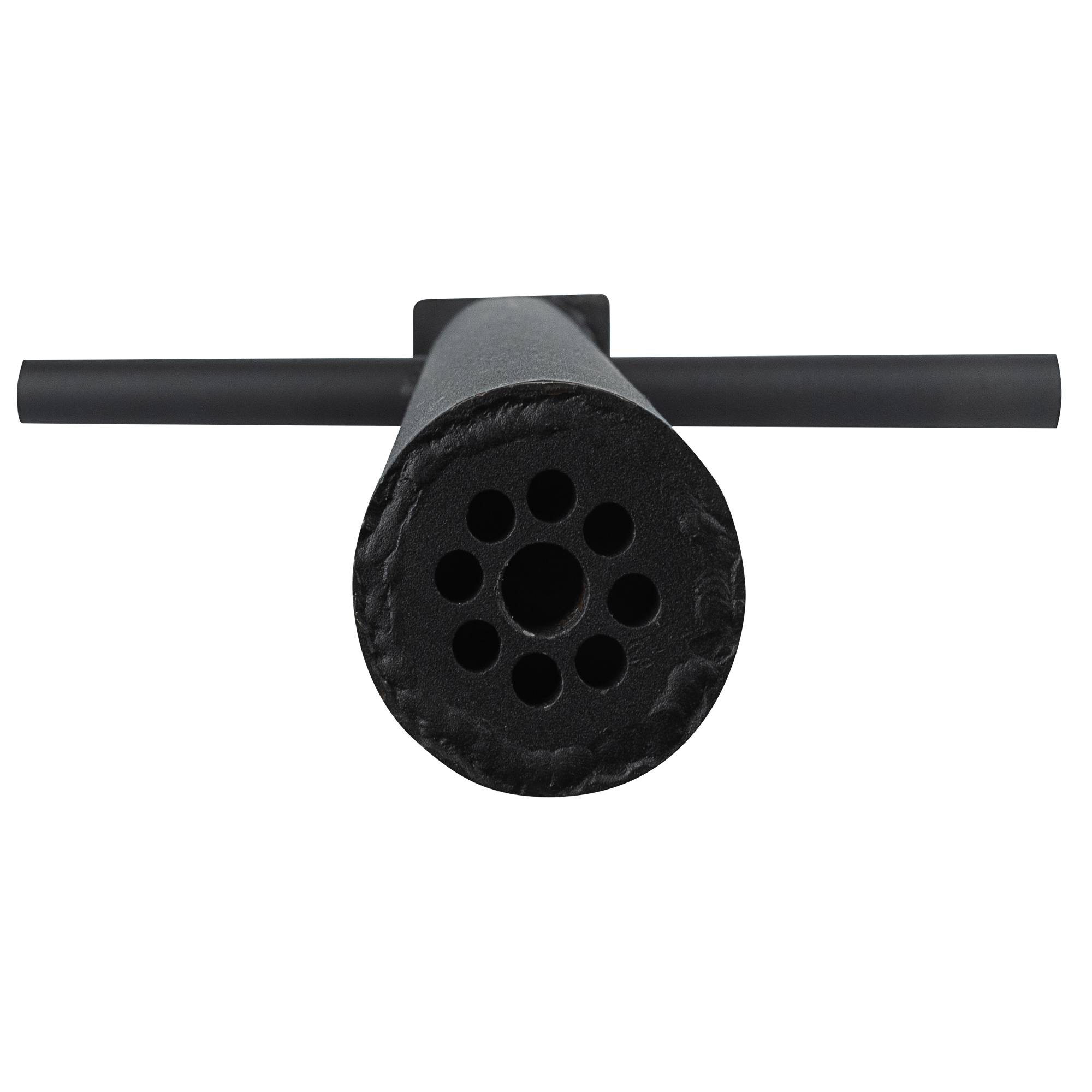 Nahaufnahme eines schwarzen kreisförmigen Objekts mit mehreren Löchern, das auf einer horizontalen Stange vor schwarzem Hintergrund montiert ist.