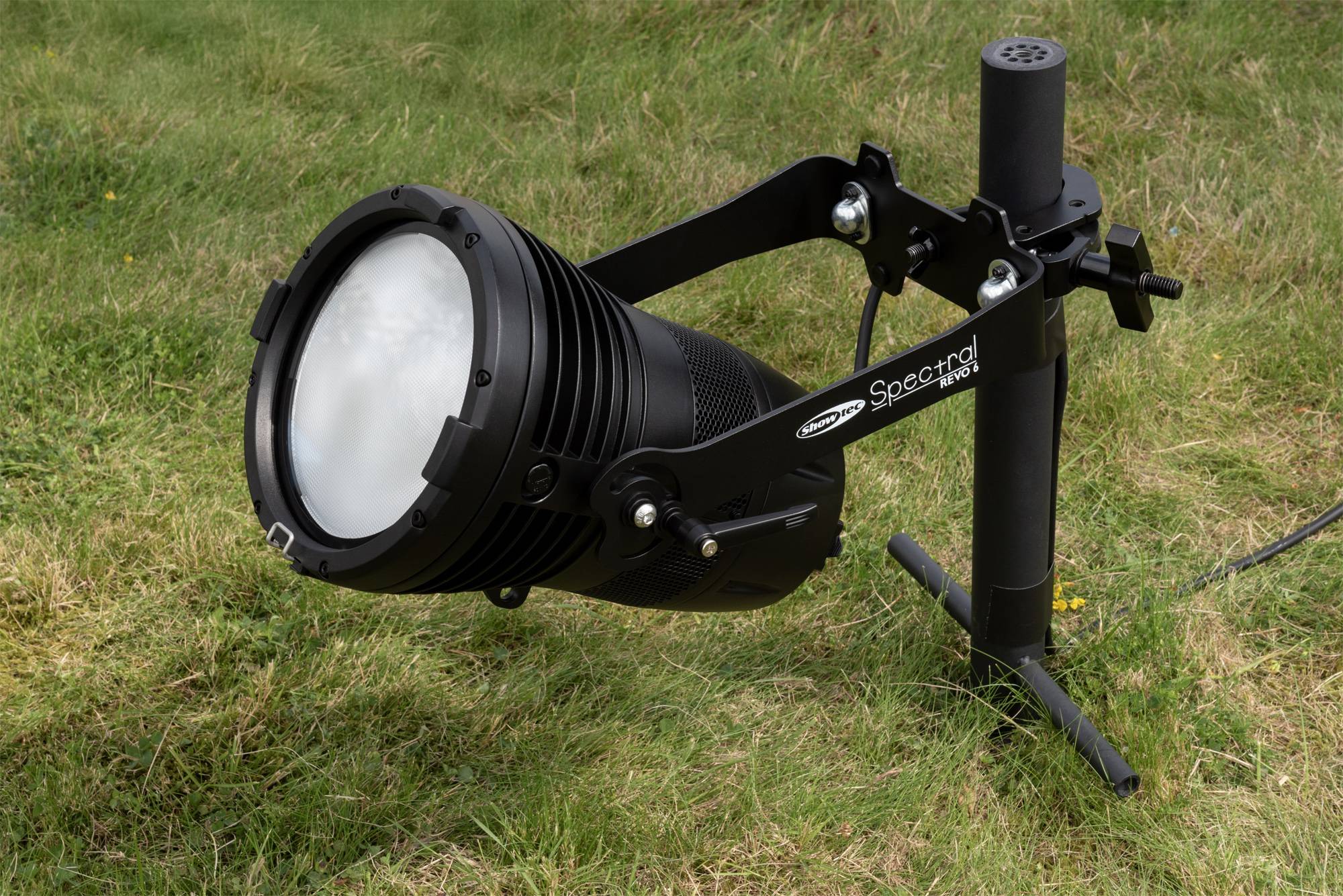 Ein großer schwarzer Außenscheinwerfer mit der Bezeichnung „Spectral M300