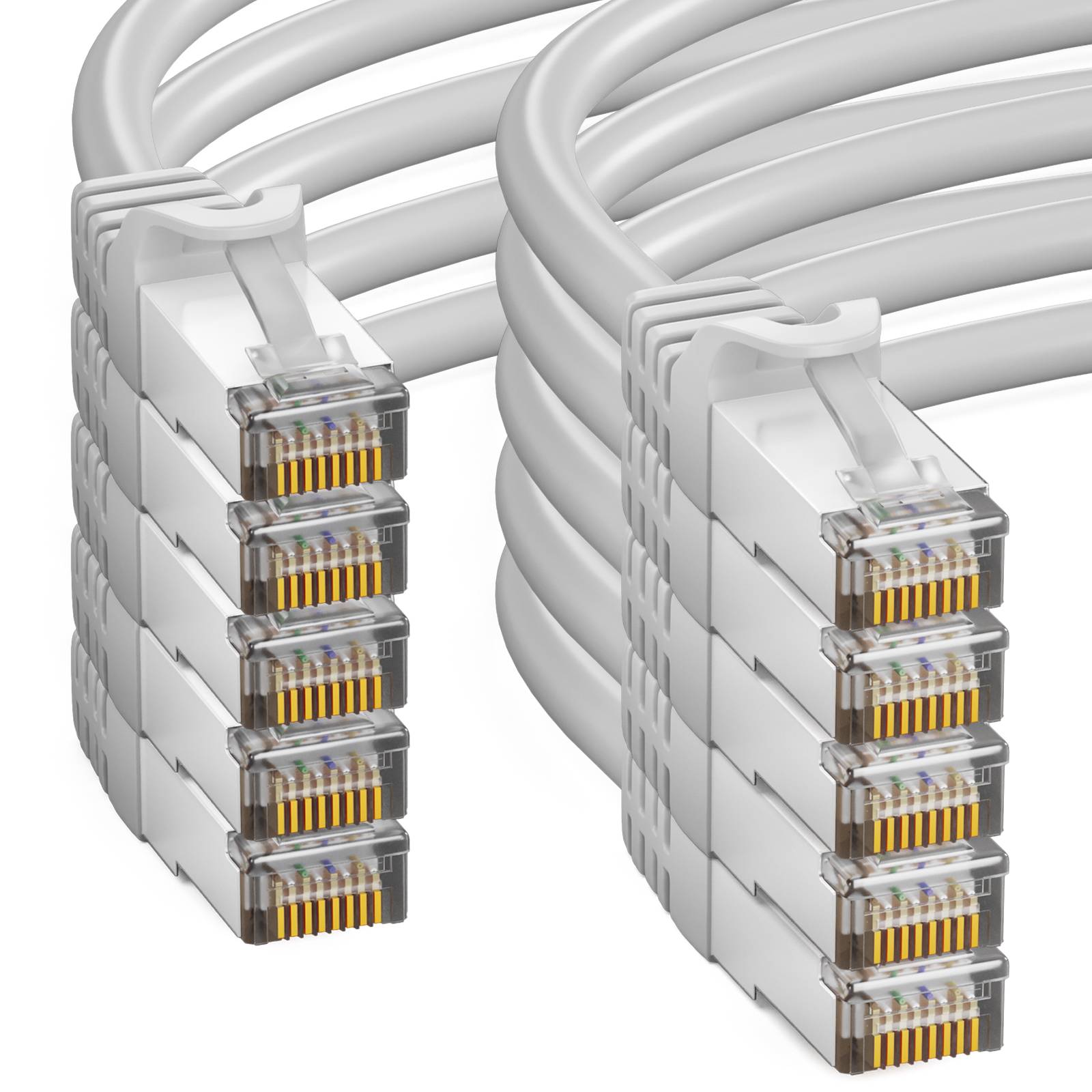 Sechs Ethernet-Kabel sind aufgerollt und gestapelt, mit sichtbaren Anschlüssen, was auf ein Netzwerk-Setup oder eine Konnektivität hindeutet.