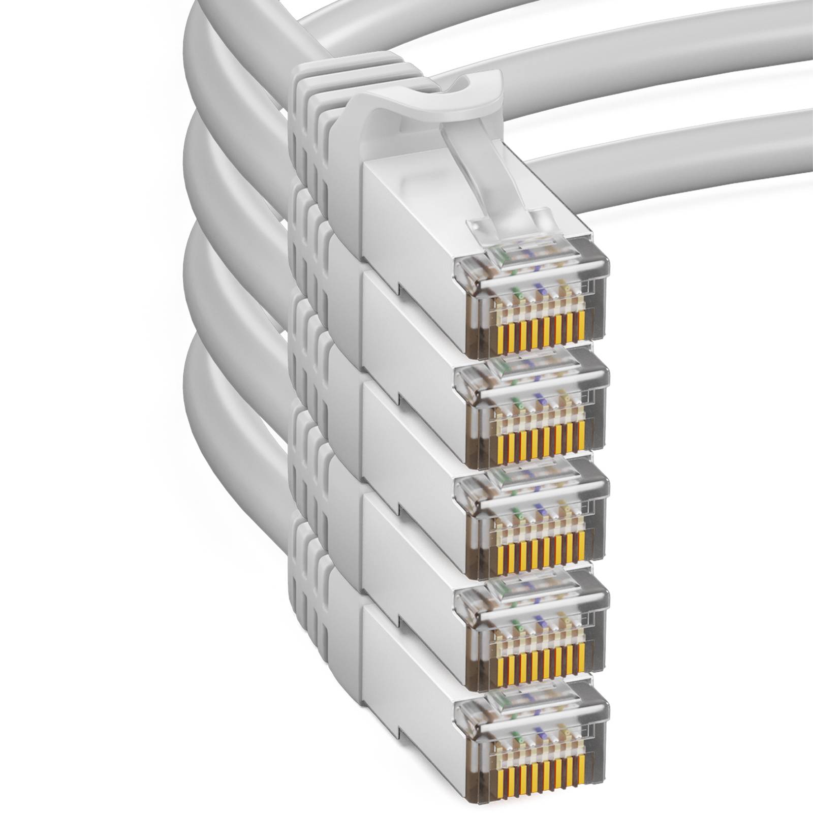 Nahaufnahme von fünf weißen Ethernet-Kabeln mit RJ45-Steckern, die gestapelte Netzwerkstecker auf einem einfachen Hintergrund zeigen.