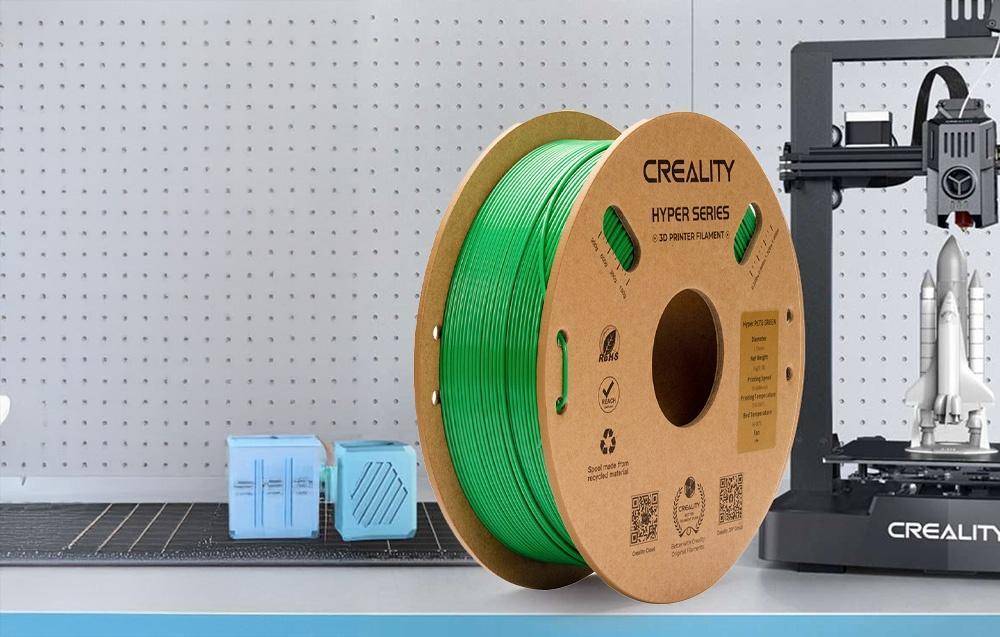 Eine Spule grünes 3D-Druckfilament mit der Bezeichnung „Creality Hyper Series