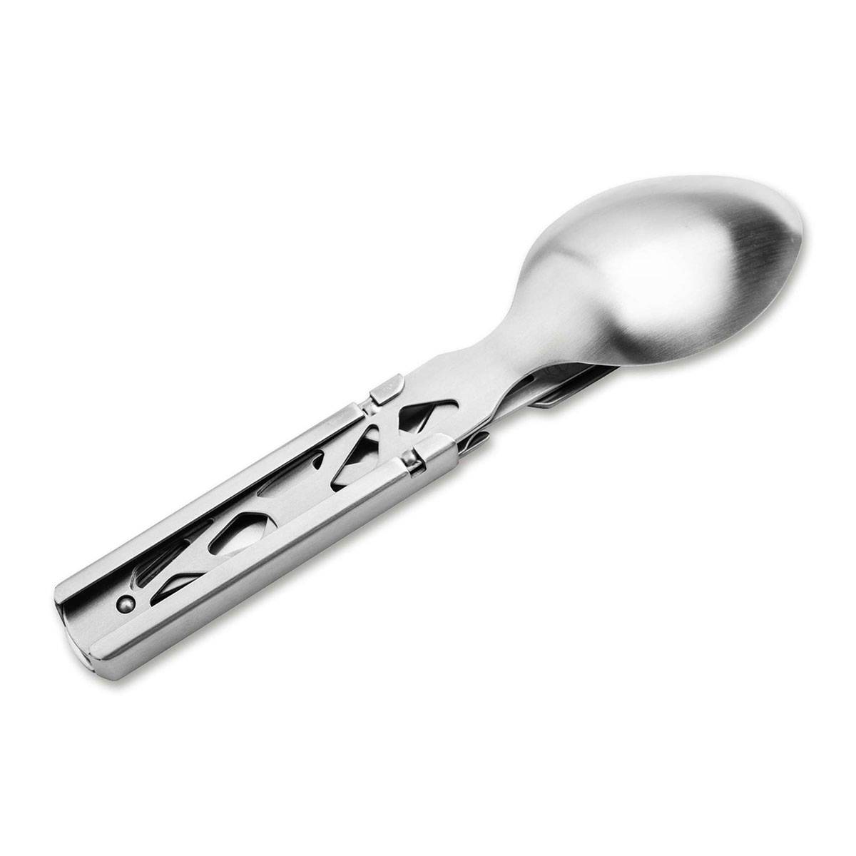 Ein zusammenklappbarer Metallspork mit einem Löffel an einem Ende und Gabelzinken am anderen Ende, entwickelt für kompakte Lagerung.