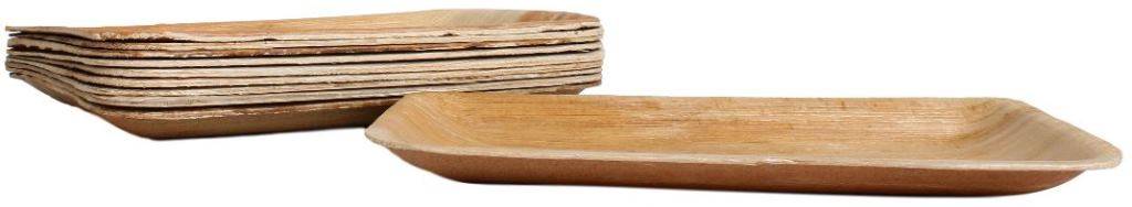 Ein Stapel rechteckiger Holzplatten mit glatter Oberfläche, die natürliche Holzmaserung zur Schau stellen, eine Platte im Vordergrund.
