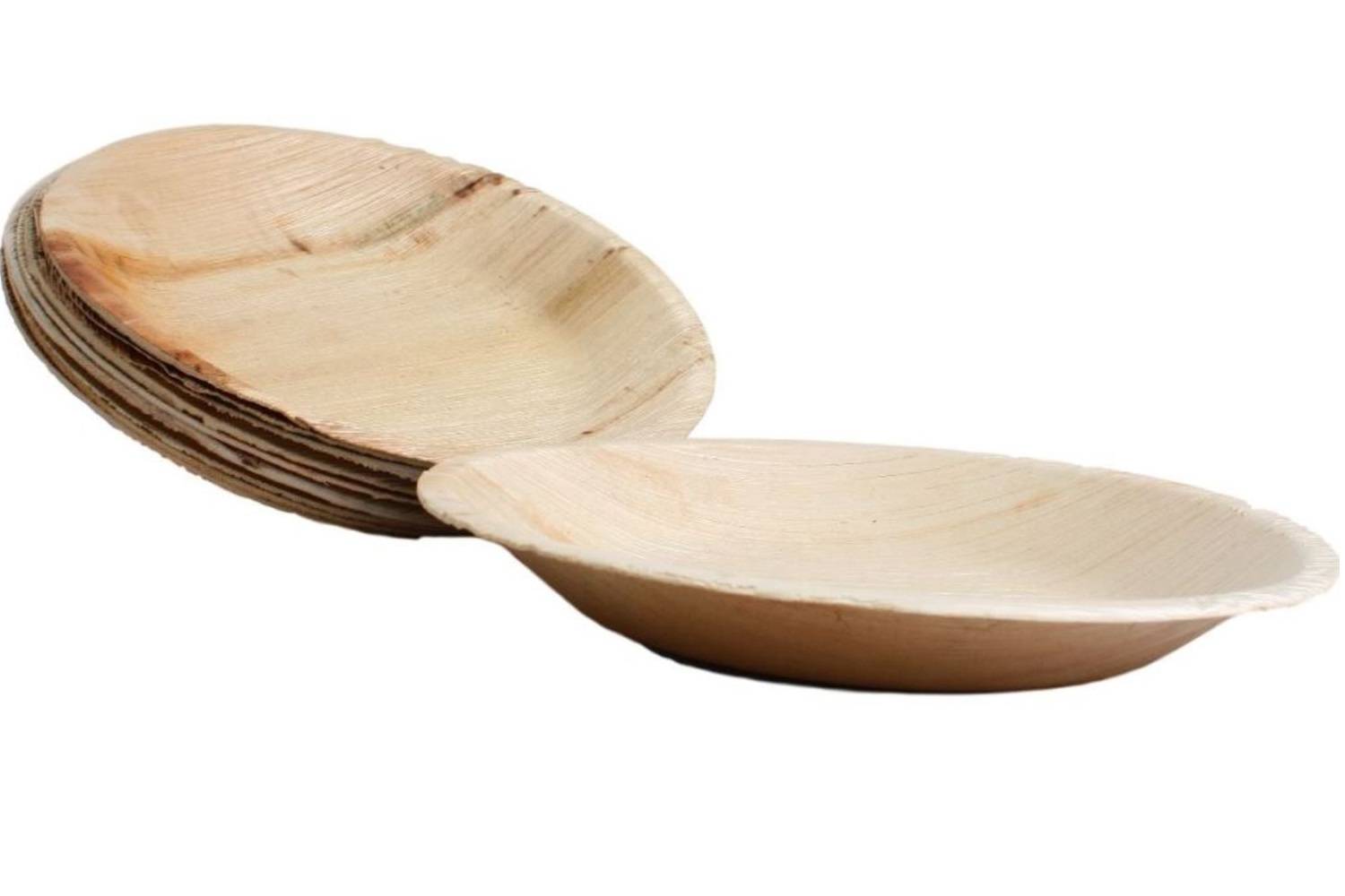 Ein Stapel biologisch abbaubarer, rechteckiger Teller aus Palmblatt, die eine umweltfreundliche Alternative zu Einwegbesteck zeigen.