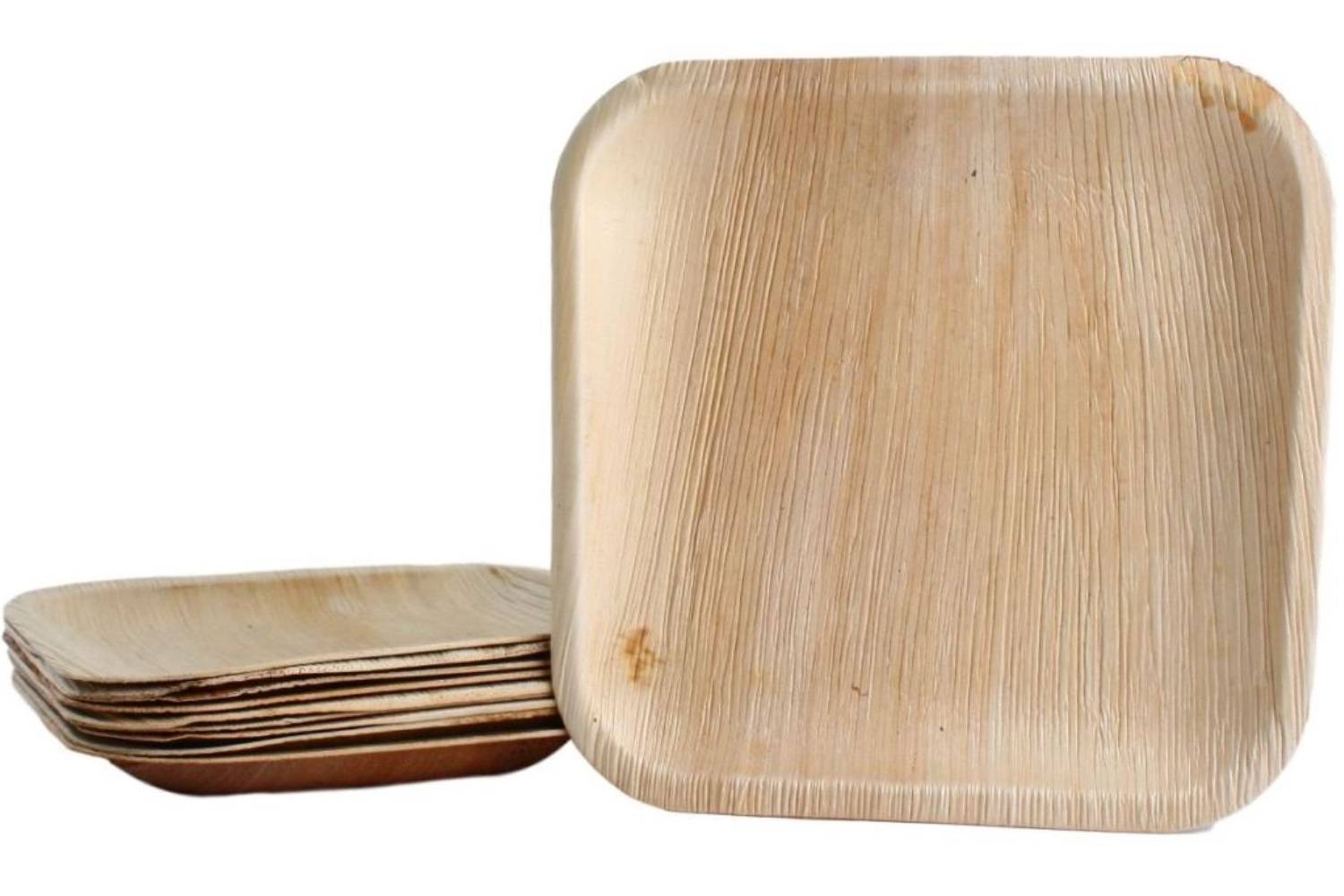 Stapel von quadratischen, umweltfreundlichen Einwegtellerchen aus Palmblättern, die natürliche Texturen und nachhaltige Handwerkskunst zeigen.