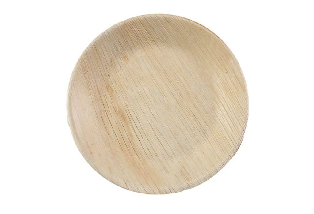 Ein rundes, umweltfreundliches Einweggeschirr aus Palmblatt mit einer natürlichen Holzmaserungstextur.