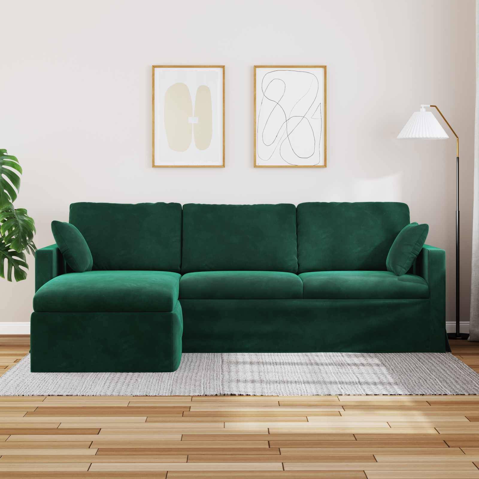 Grünes Samtsektionalsofa auf einem hellen Teppich, mit abstrakter Kunst an der Wand und einer Stehleuchte. Holzboden und eine Pflanze auf der linken Seite.