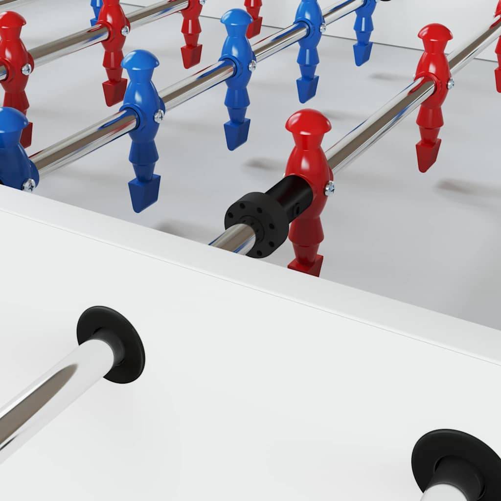 Kickertisch mit Spielern in roten und blauen Teams zum Spielen bereit. Rote und blaue Griffe sind sichtbar und zeigen die Kontrolle der Teams an.