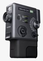 Das Bild zeigt eine Nahaufnahme einer Vintage Fuji Foton 35mm Messsucherkamera, die ihr Objektiv, Zifferblätter und Bedienungsschnittstelle hervorhebt.