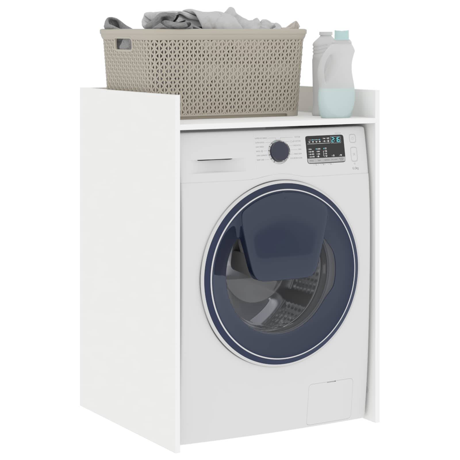Frontlader-Waschmaschine mit offenen Schranktüren, Wäschekorb und Waschmittel oben.