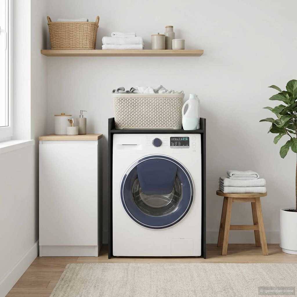 Ein Wäschezimmer mit einer modernen Waschmaschine in der Mitte, einem Wäschekorb oben darauf, Regalen mit Körben und Flaschen darüber und einem Hocker in der Nähe.