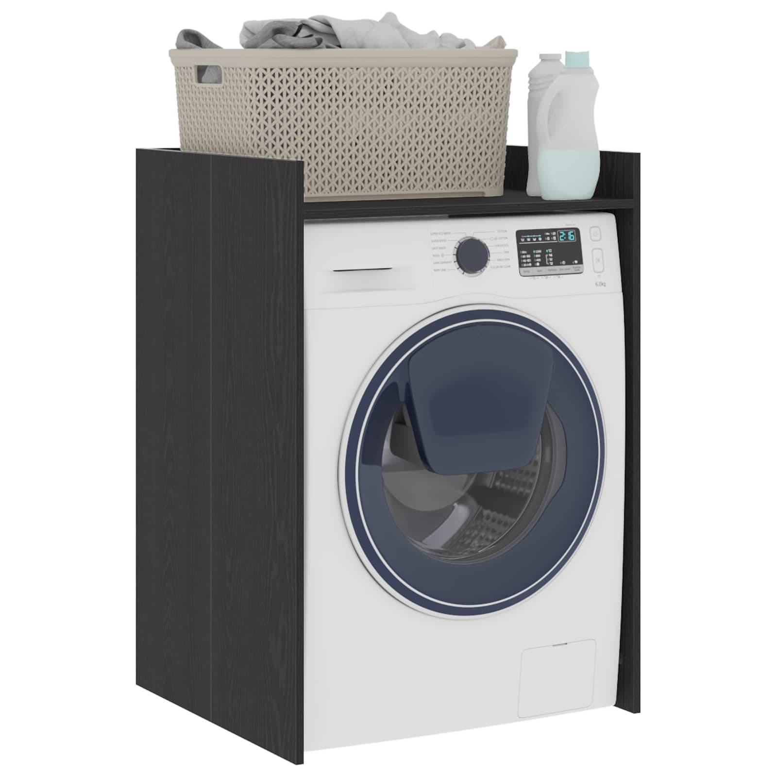 Frontlader-Waschmaschine mit dunklem Außengehäuse; ein beiger Wäschekorb und eine Waschmittelflasche sind darauf platziert.