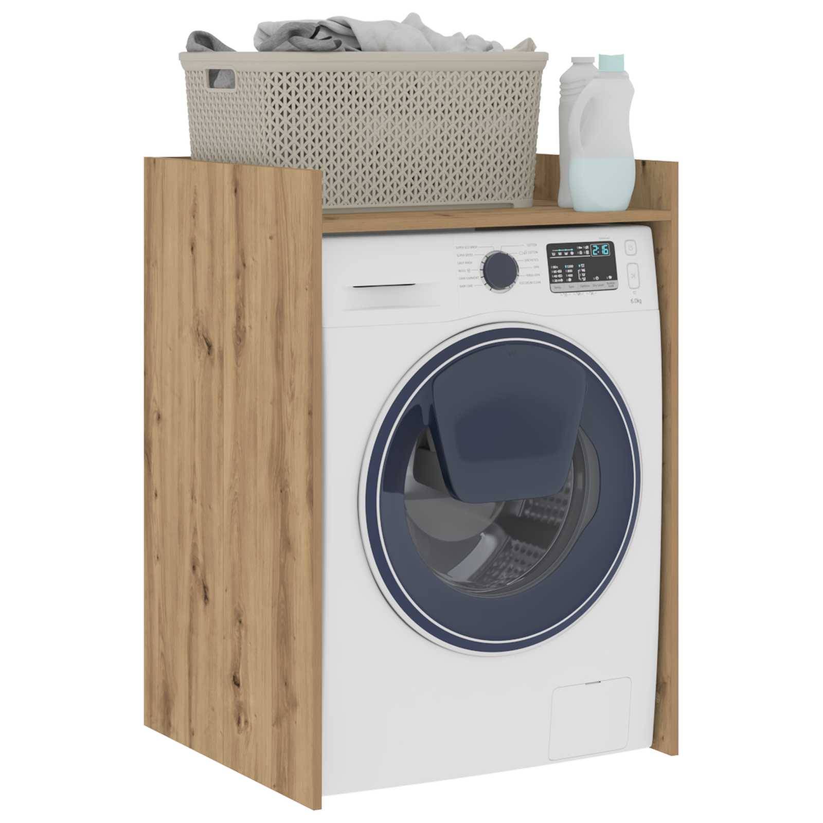 „Wäschebereich mit einer Waschmaschine, einem Holzregal mit Waschmittelflaschen und einem Wäschekorb oben drauf.