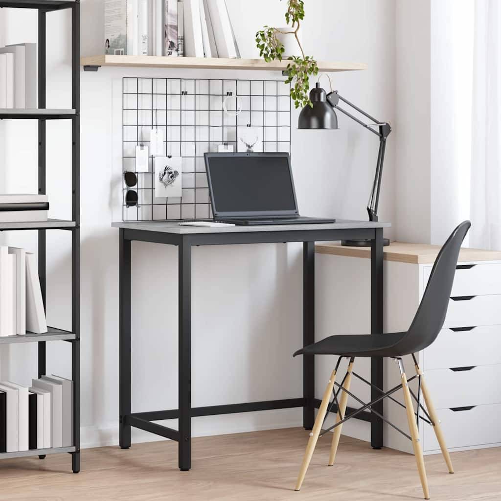 Ein minimalistisches Homeoffice mit einem schwarzen Schreibtisch, Laptop, schwarzem Stuhl, Wandregal mit Büchern, einer Lampe und einer Pflanze neben dem Schreibtisch.
