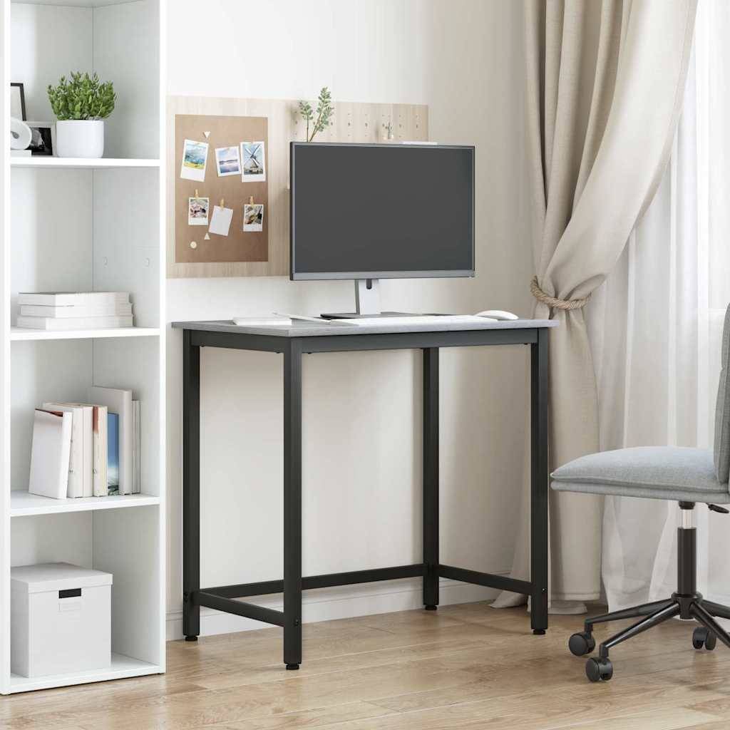 Ein modernes Homeoffice-Setup mit einem grauen Schreibtisch, Computermonitor und Drehstuhl, neben einem weißen Regaleinheit und Fenster mit Vorhängen.