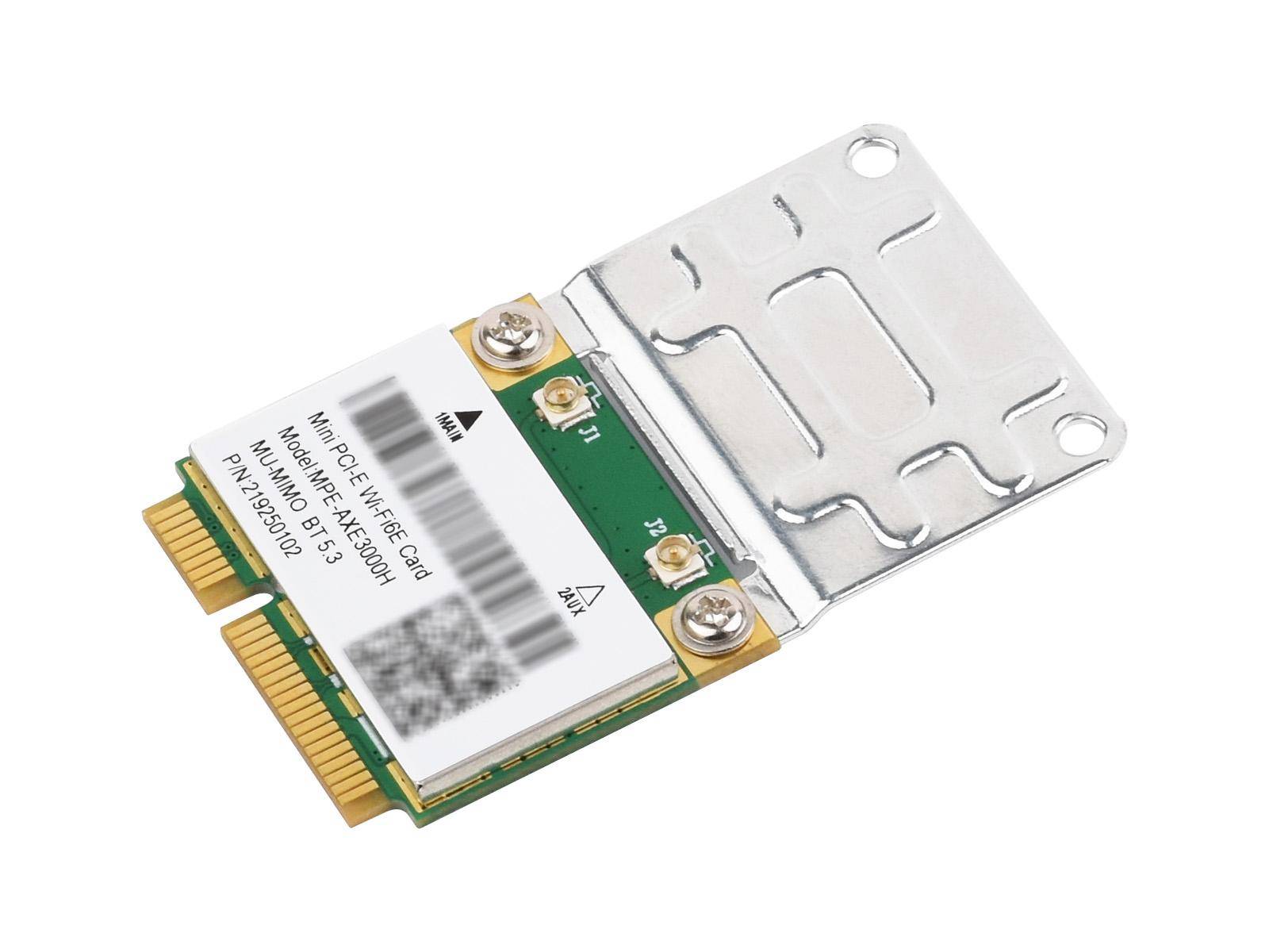 Ein Werkzeugsatz mit Ratschenkopf, verschiedenen Schraubendreher-Einsätzen und Nüssen, angeordnet in einem kompakten offenen Koffer, ideal für vielseitige Verwendung.