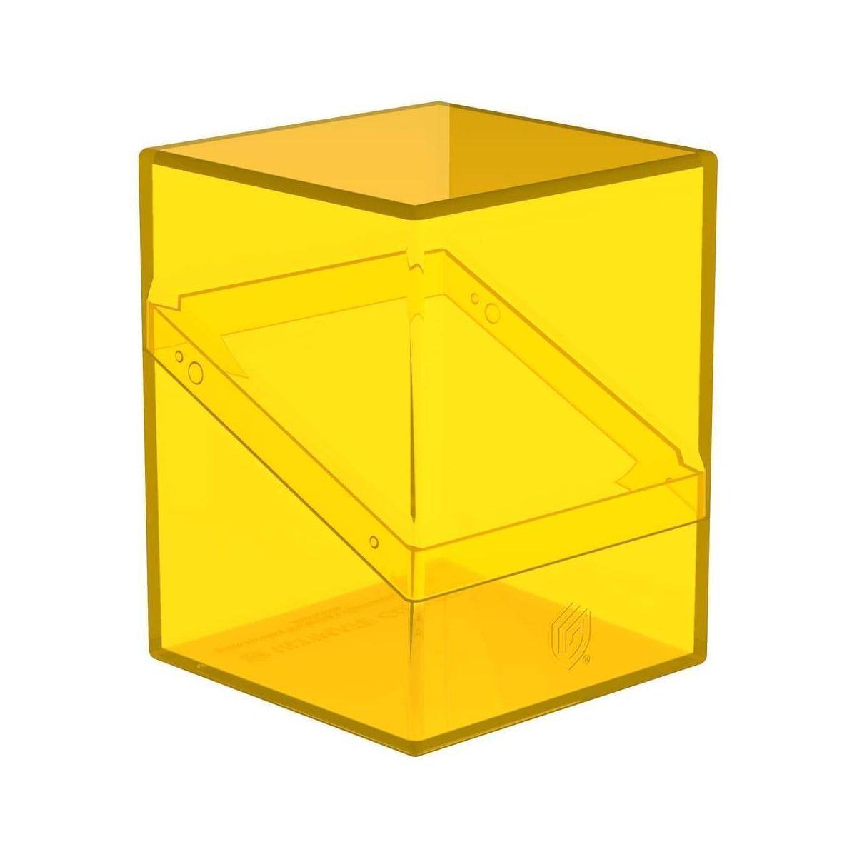 Ein gelber transparenter Würfel mit einer diagonalen Stange im Inneren, die ein geometrisches Design oder ein räumliches Konzept veranschaulicht.