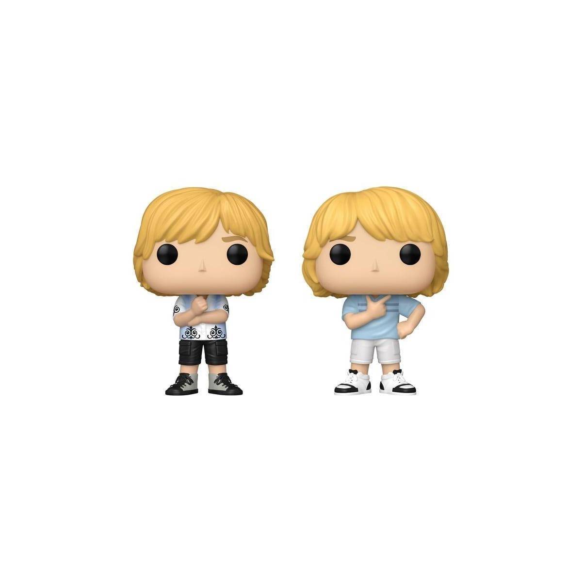Zwei Figuren mit blonden Haaren und lässigen Outfits, die nebeneinander stehen, jeweils in einer anderen Pose, vor einem weißen Hintergrund.