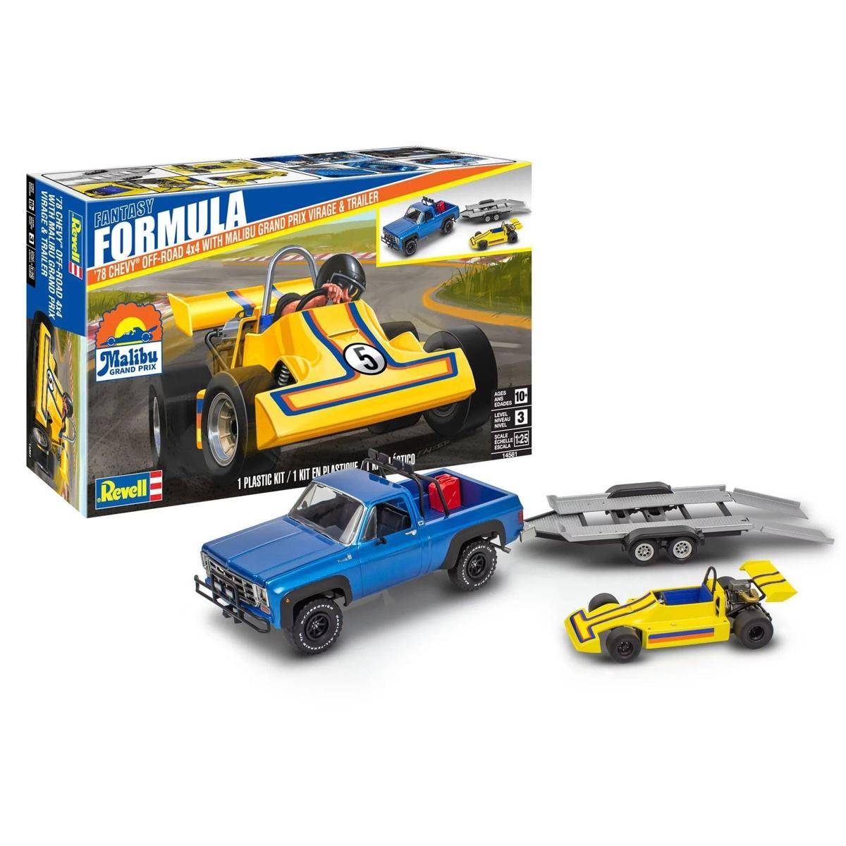 Box mit einem Modellbausatz bestehend aus einem blauen Lastwagen, Anhänger und gelbem Formel-Geländewagen. Bausatz zum Zusammenbauen und Ausstellen, empfohlen ab 12 Jahren.