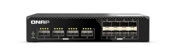 Netzwerk-Switch mit acht Anschlüssen, vier davon mit den Nummern eins bis vier gekennzeichnet, jeweils mit grünen LED-Leuchten darüber, die aktive Verbindungen anzeigen.