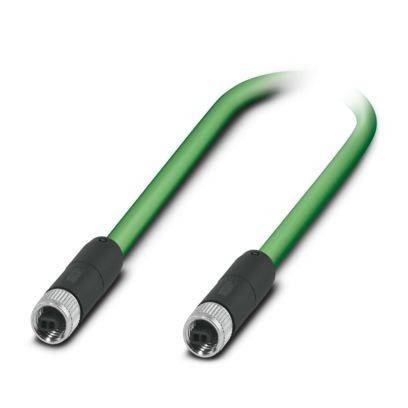 Ein grünes Elektrokabel mit Anschlüssen an beiden Enden, das zum Übertragen von Signalen oder Strom in einer industriellen Umgebung verwendet wird.