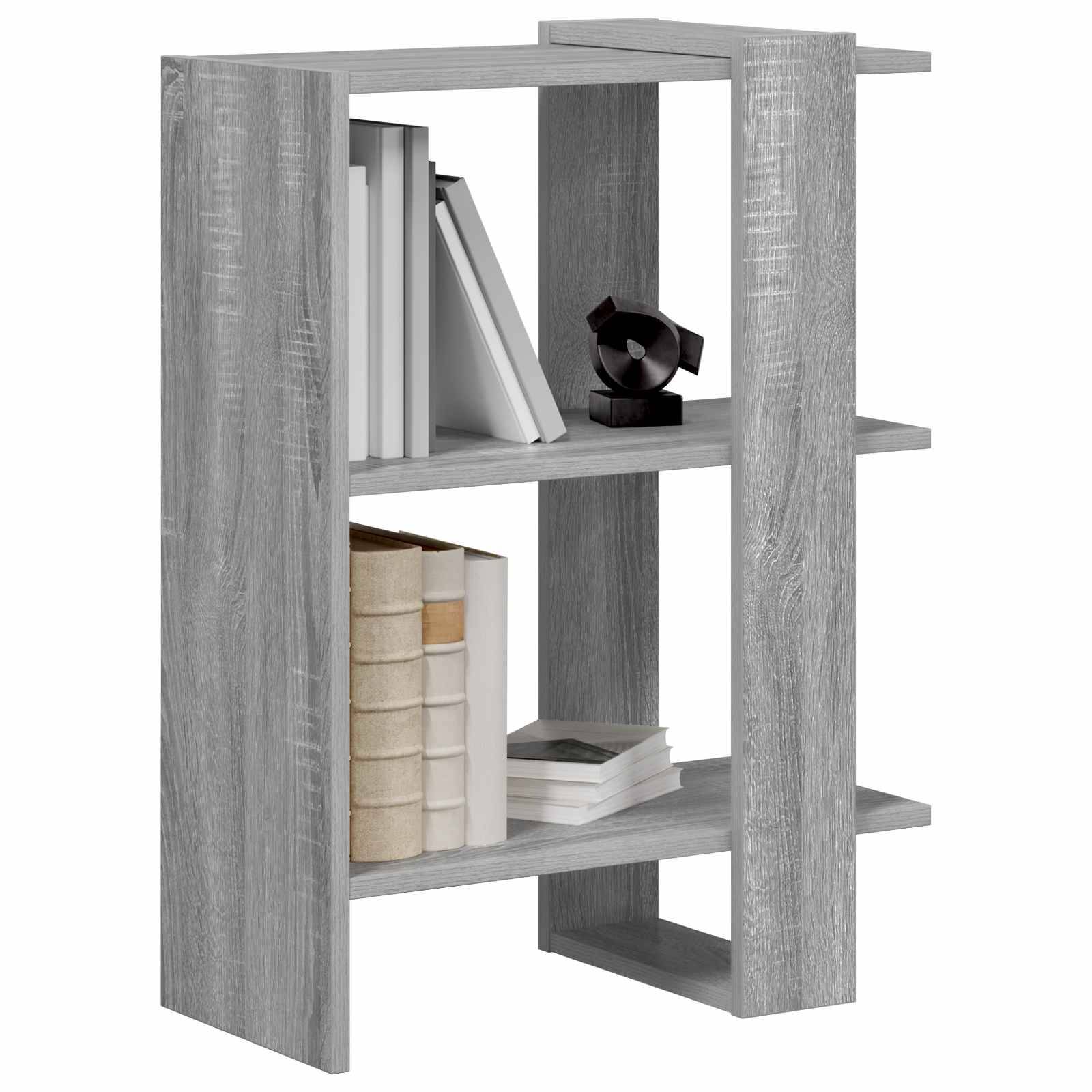Grauer Bücherschrank aus Holz mit drei Regalen, auf denen Bücher und ein kleines schwarzes Dekorationsobjekt stehen.