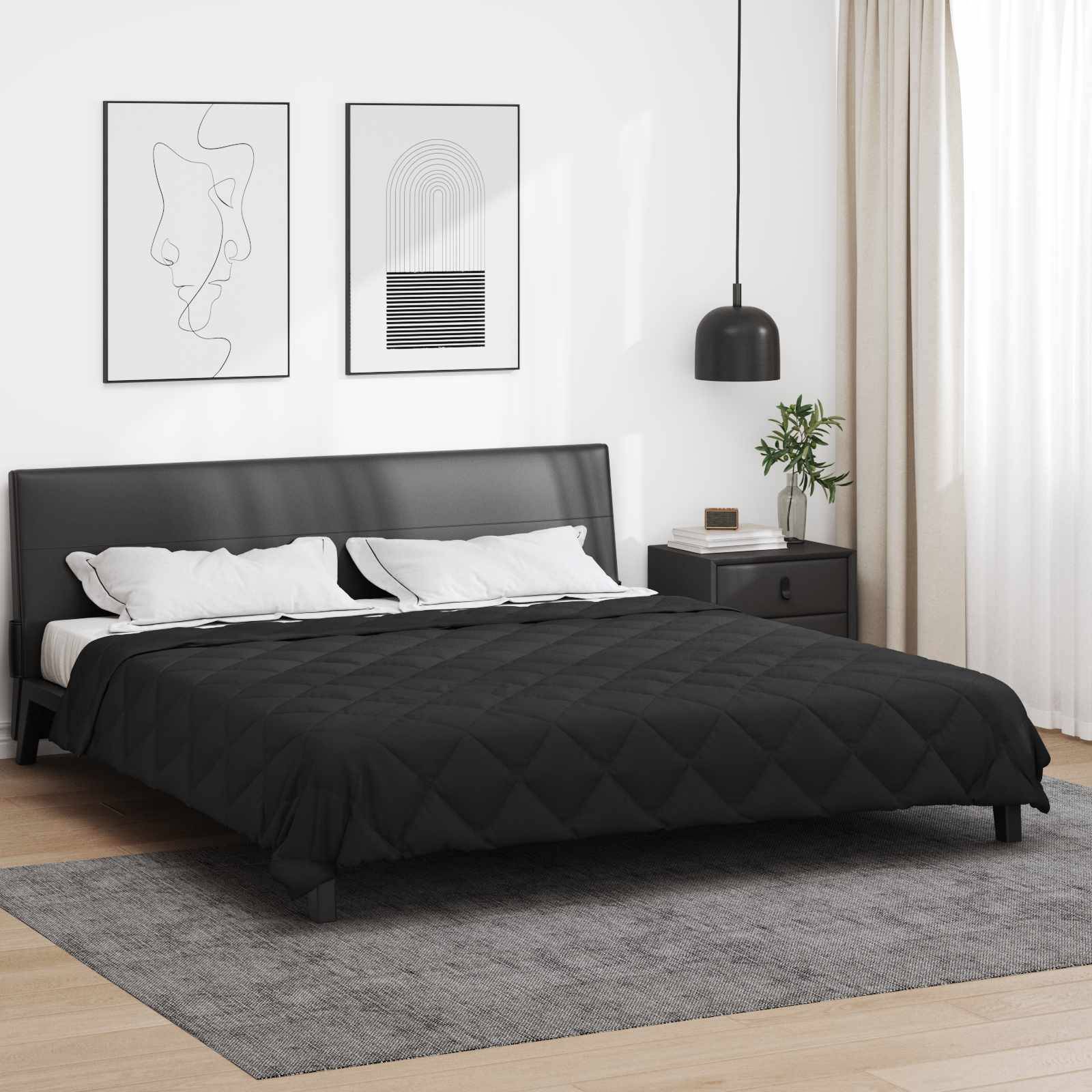 Ein modernes Schlafzimmer mit einem schwarzen Bett und weißen Kissen, Wandkunst, einem Nachttisch mit einer Pflanze und einer schwarzen Hängelampe neben beigen Vorhängen.