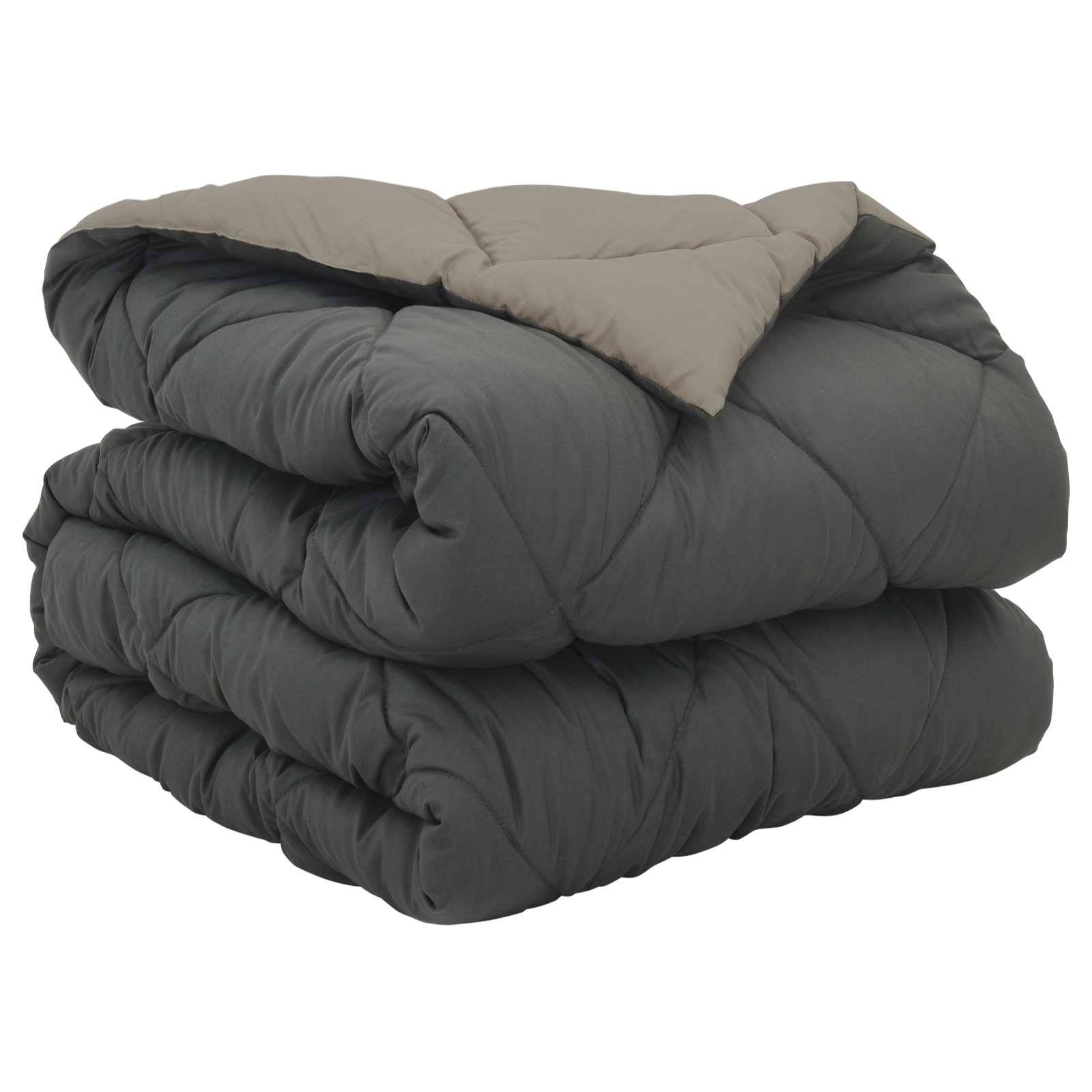 Eine gefaltete dunkelgraue Steppdecke mit hellbraunem Futter, die eine weiche und flauschige Textur zeigt und sich als warme Bettwäsche eignet.