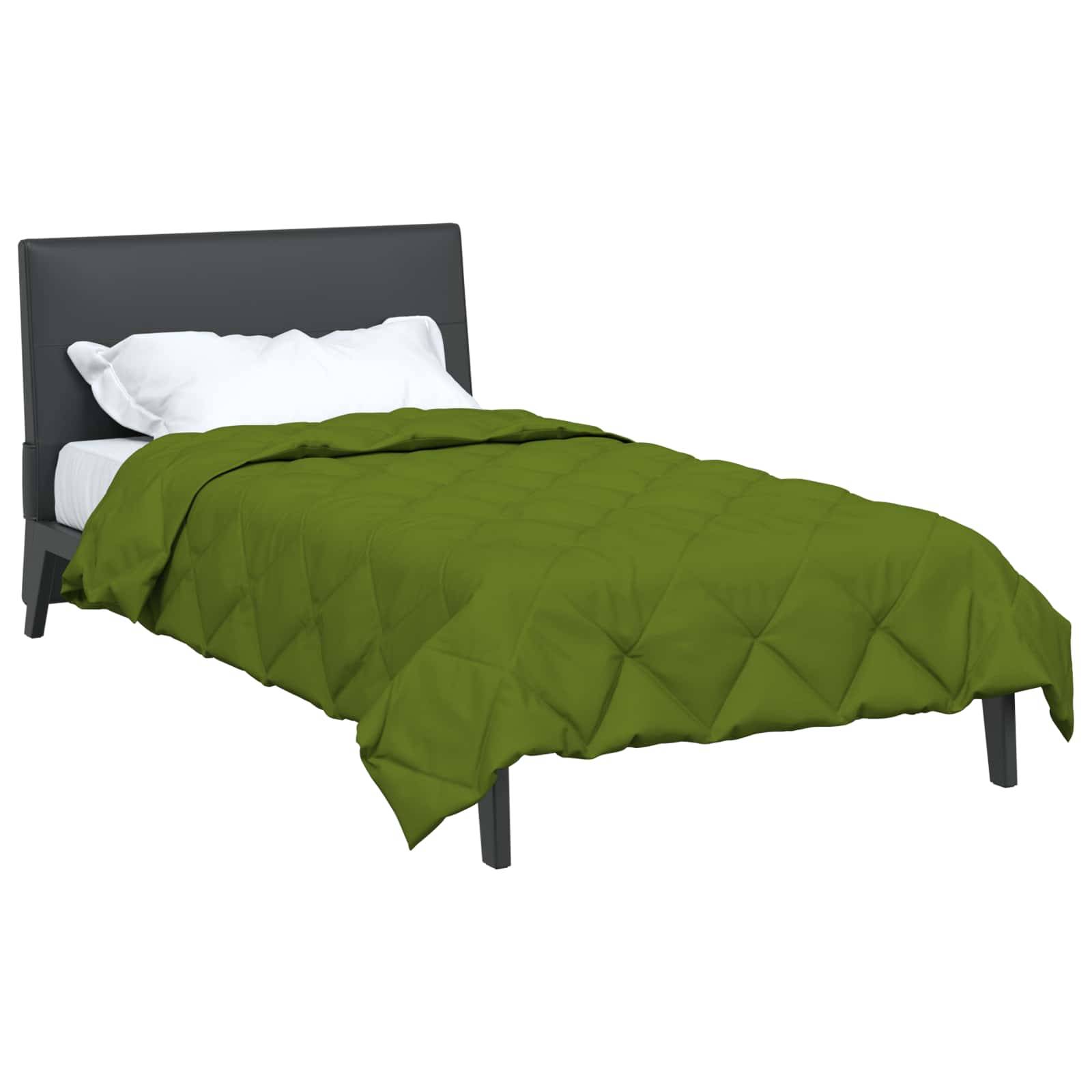 Ein ordentlich gemachtes Bett mit grauem Kopfteil, weißen Kissen und einer grün gesteppten Decke.