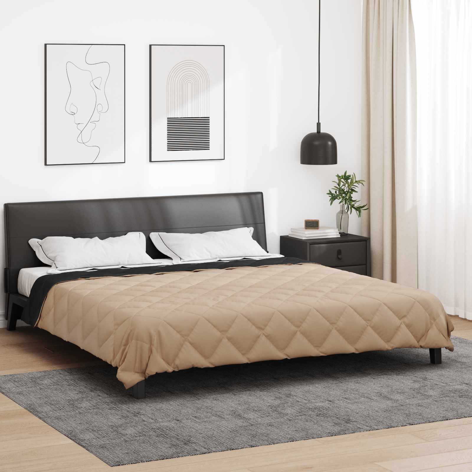 Ein minimalistisches Schlafzimmer mit einem beigen Steppbett, schwarzem Kopfteil, passendem Nachttisch, Pendelleuchte und abstrakter Kunst an der Wand.