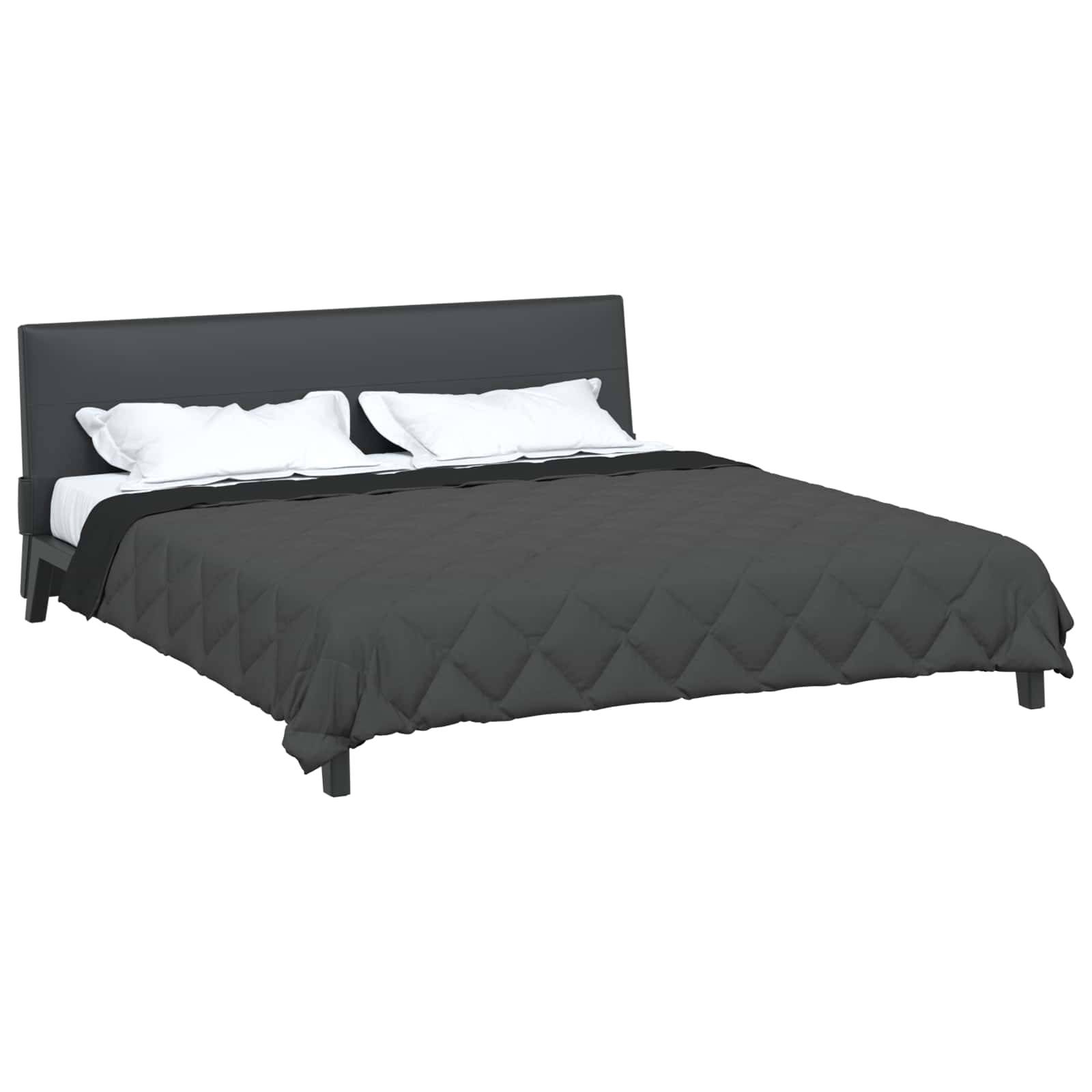 Ein modernes Bett mit einer schwarzen gesteppten Decke und weißen Kissen, mit einem eleganten, dunklen Kopfteil und einem flachen Rahmen.