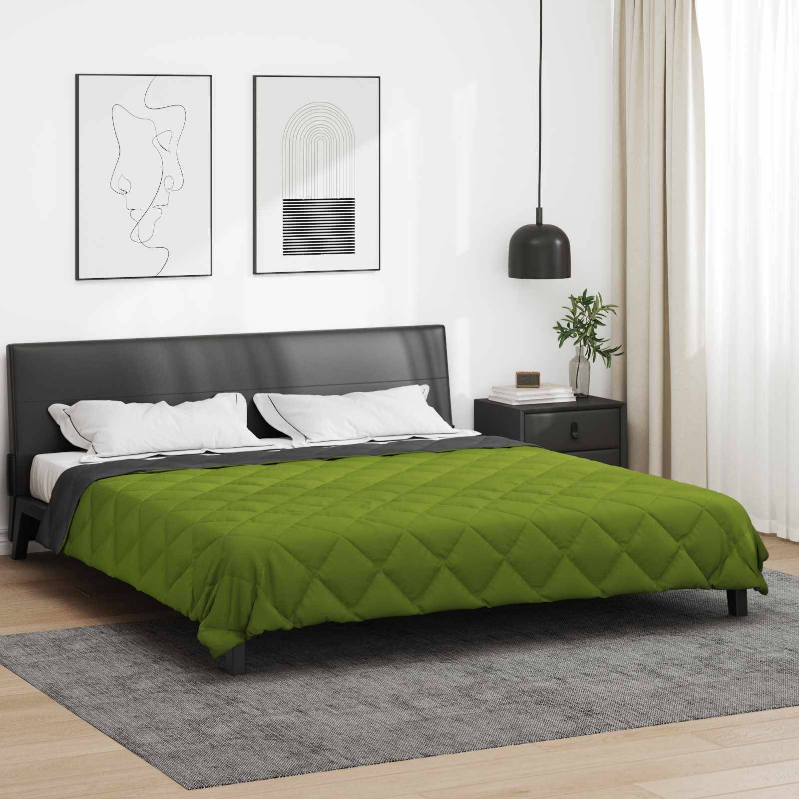 Ein modernes Schlafzimmer mit einem Doppelbett, das mit einer grünen Steppdecke bedeckt ist, zwei abstrakten Kunstwerken, einer schwarzen Pendelleuchte und einem Nachttisch.