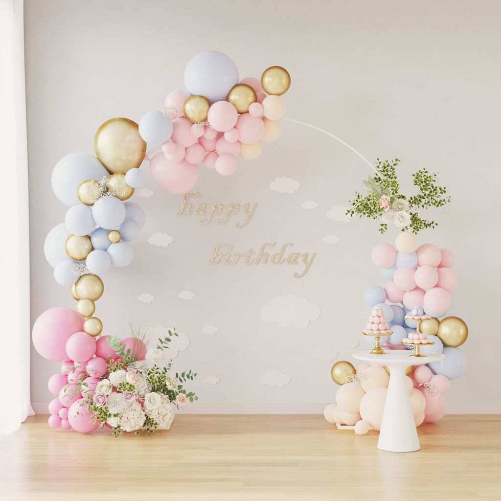 Ein Pastell-Luftballon-Bogen mit „Happy Birthday