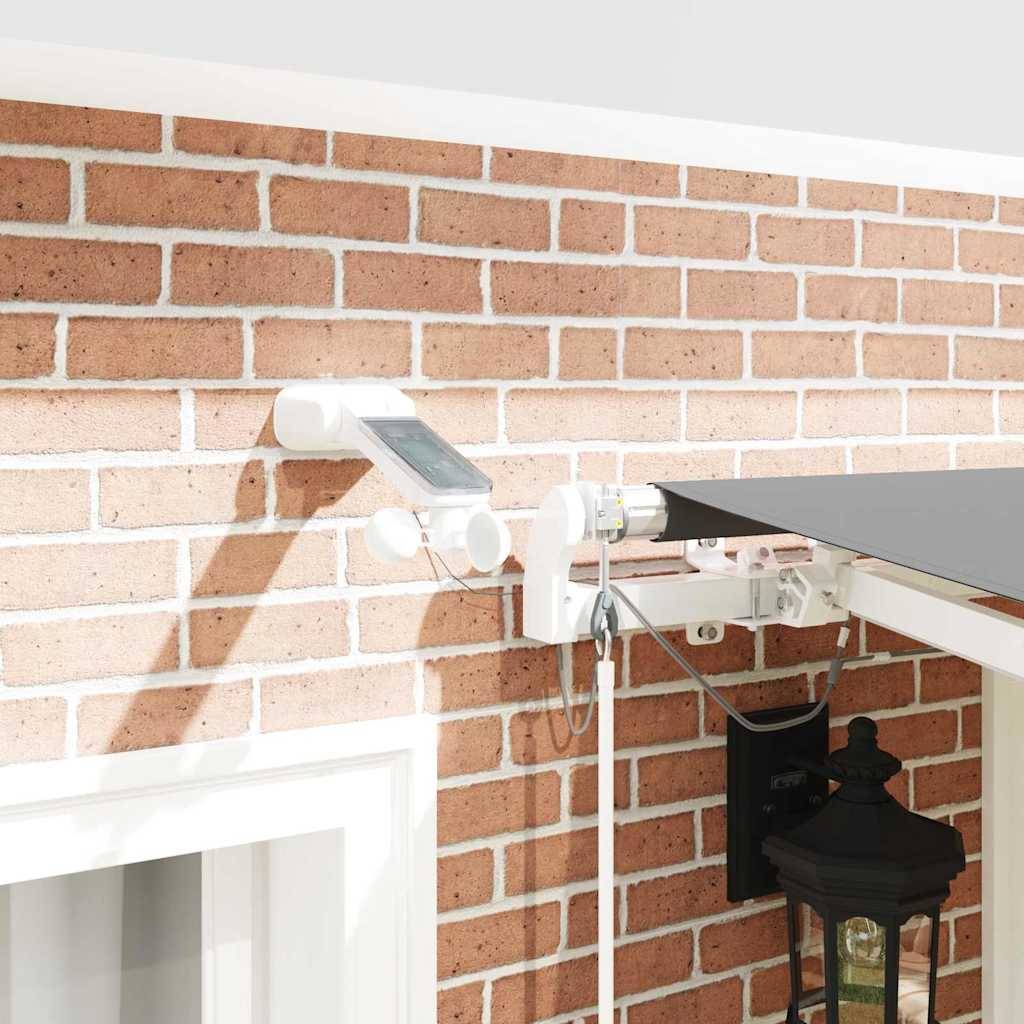 Eine Sicherheitskamera ist an einer Backsteinmauer montiert und überblickt ein Fenster. Sonnenlicht wirft Schatten auf die Wand und hebt die Position der Kamera hervor.