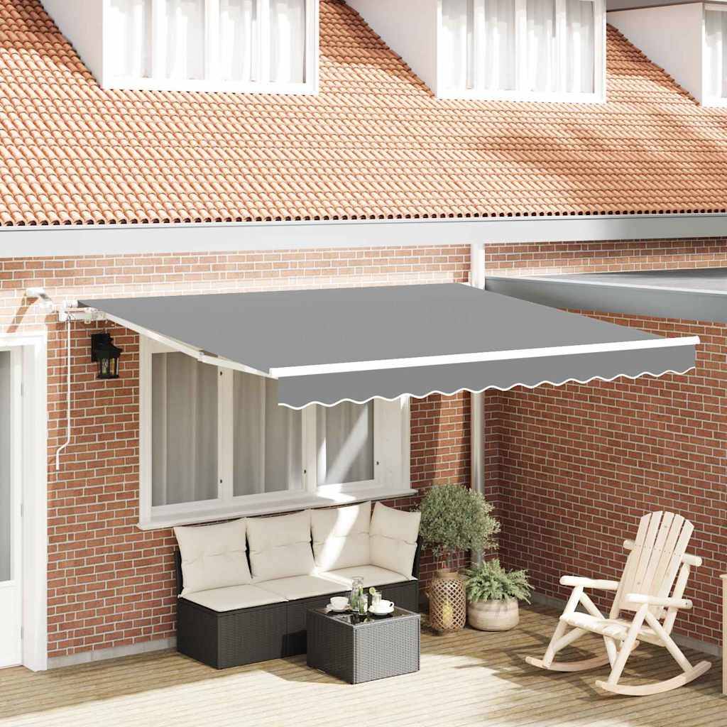 Rotes Backsteinhaus mit einer grauen einfahrbaren Markise über einem weißen Sitzbereich mit Sofa, Couchtisch und Zierpflanzen.