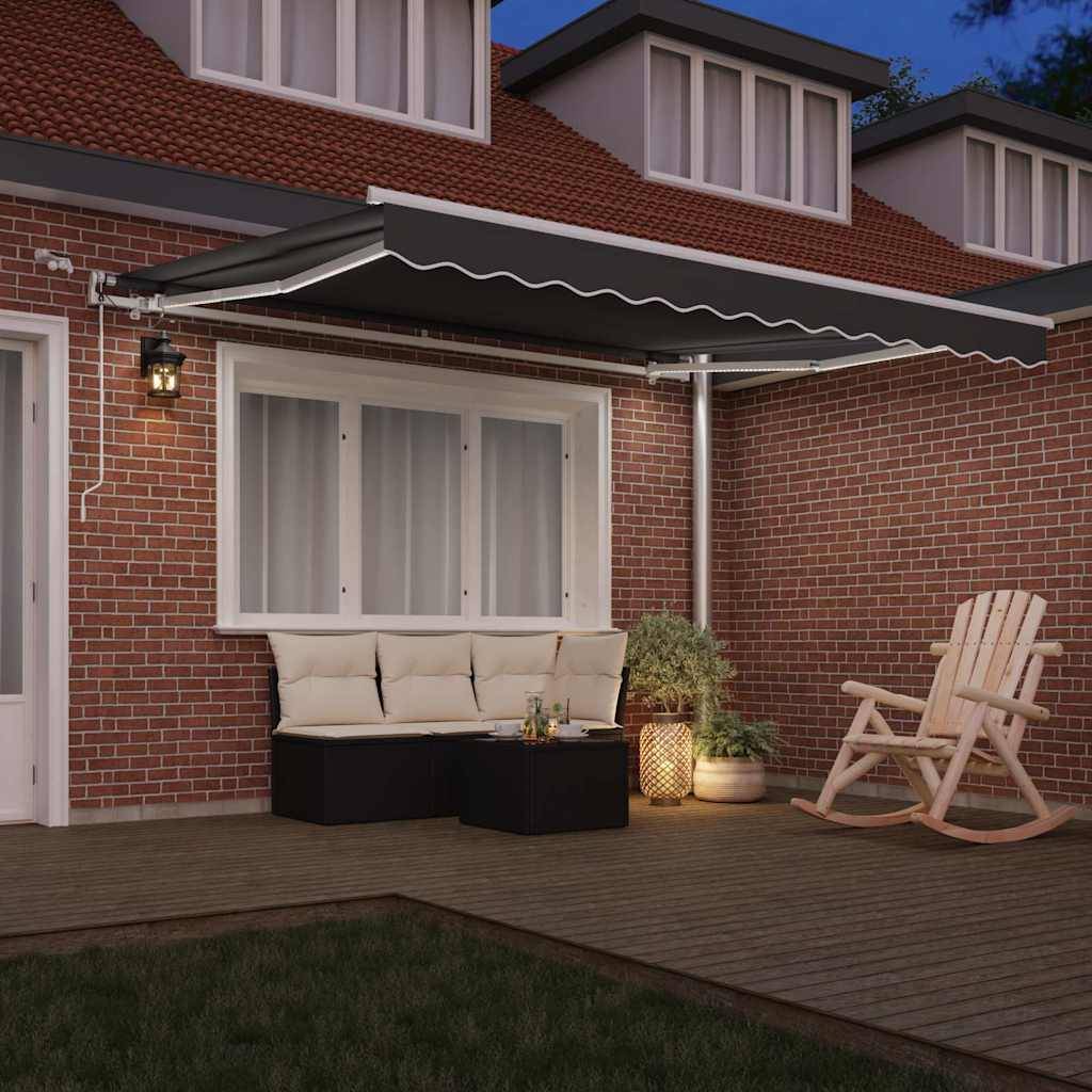 Outdoor-Terrasse mit einer Backsteinmauer mit einem Fenster mit weißem Rahmen, zwei schwarzen gepolsterten Bänken, einem kleinen Tisch und einer Markise oben.