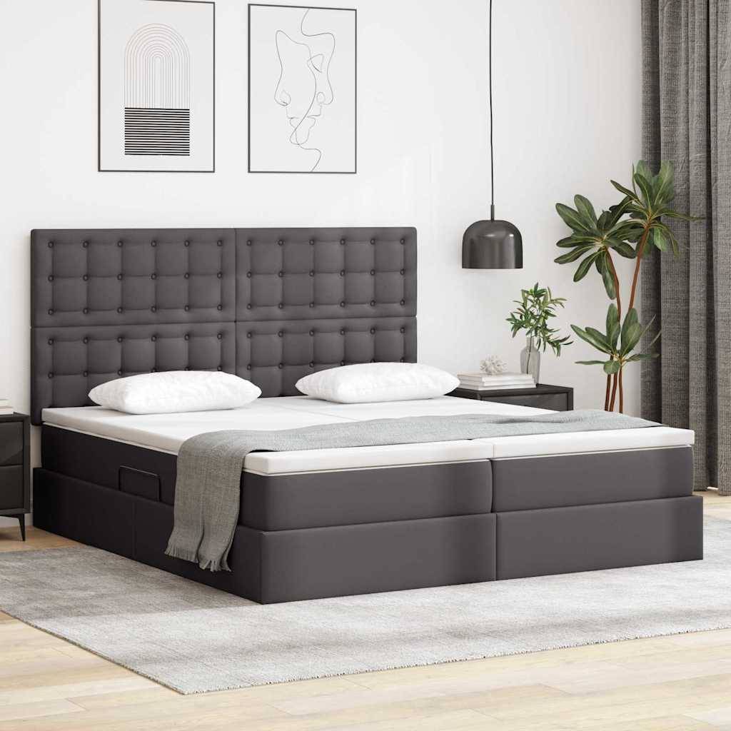 Ein modernes Schlafzimmer mit einem großen Bett, einem dunklen gesteppten Kopfteil, grauer Bettwäsche, einer Pendelleuchte über dem Nachttisch und einer Topfpflanze.