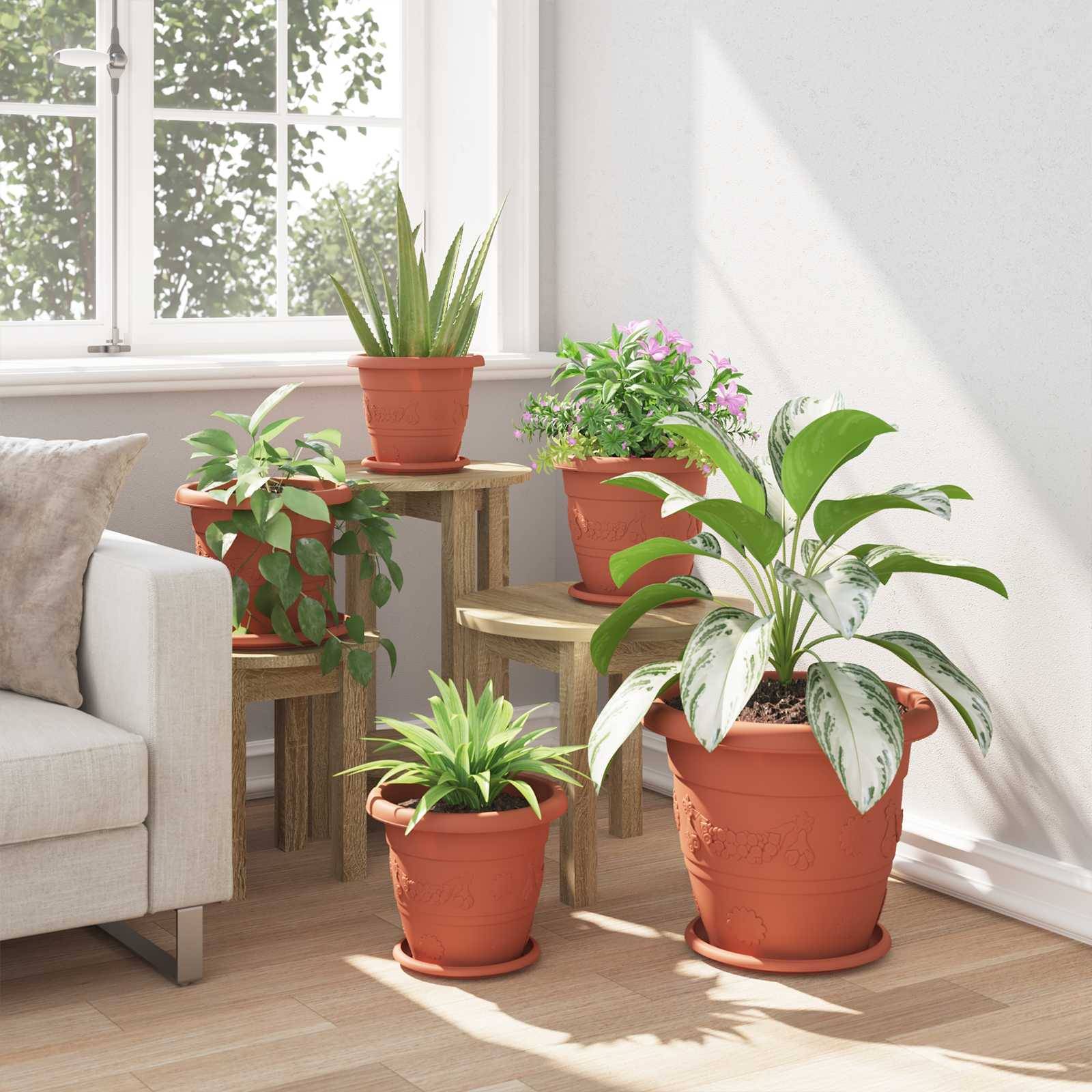 Eine helle, gemütliche Wohnzimmerecke mit einem weißen Sofa, kleinen Holztischen und verschiedenen grünen Topfpflanzen auf einem hellholzfarbenen Boden.