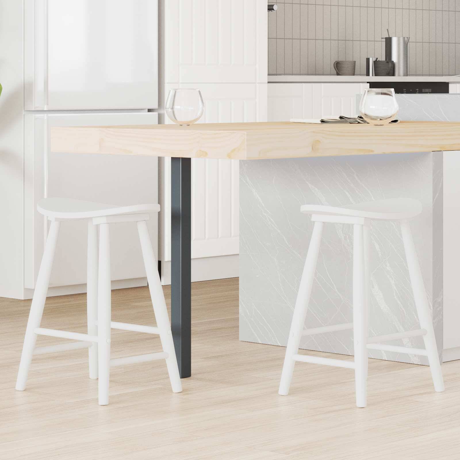 Eine moderne Küche mit weißen Schränken, einer eleganten Arbeitsplatte und zwei Barhockern. Helles und minimalistisches Design mit Holzfußboden.