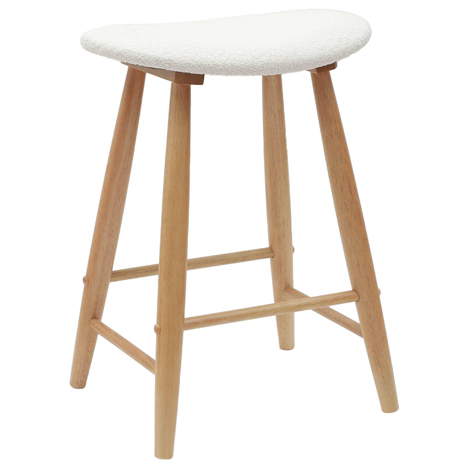 Holzhocker mit hellem Stoffkissen, gewölbtem Sitz und vier Beinen mit einer Fußstütze. Schlichtes, minimalistisches Design.