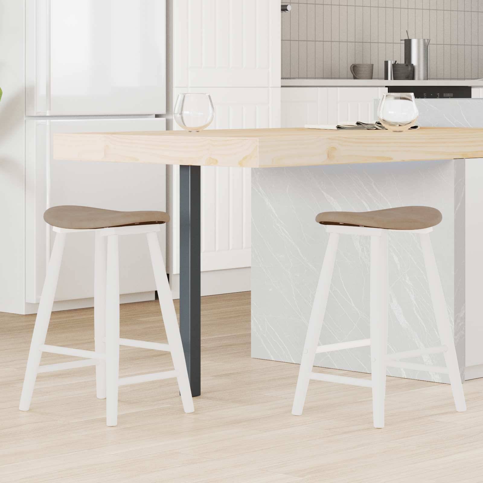 Küche mit hellem Holzboden, eine Kücheninsel mit zwei Hockern und moderne weiße Schränke.