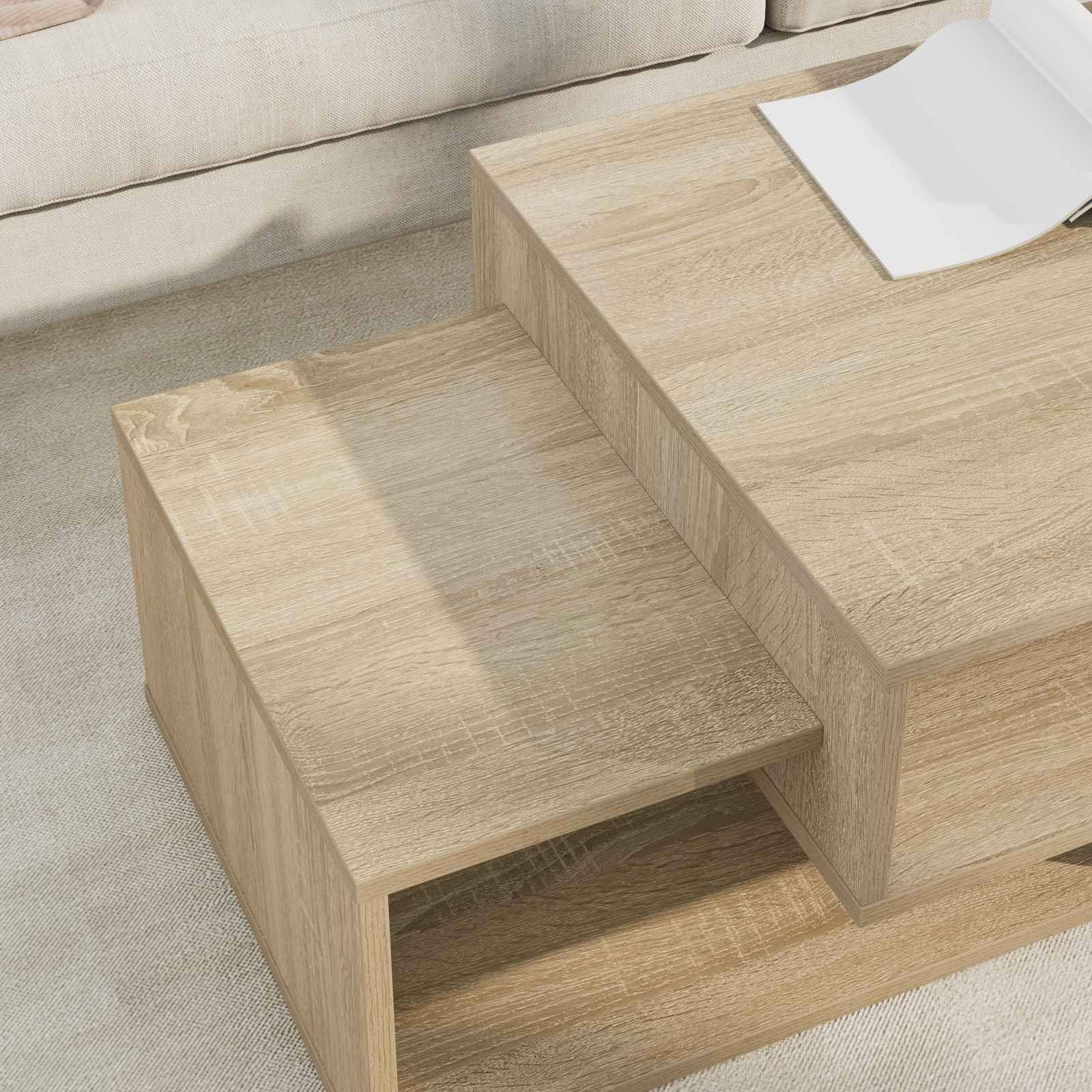 Ein verschachteltes Holz-Couchtisch-Set mit einem Buch und Papieren darauf, in einem hellen Raum mit einem hellfarbigen Sofa im Hintergrund platziert.